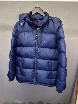 Ralph Lauren jacka  - Snygg Ralph lauren vinterjacka! Size xl kids motsvarar xs-S herr! Modellen är ca 179cm. Passar perfekt på 175cm! Inga defekter. Hör av dig vid minsta lilla🙌