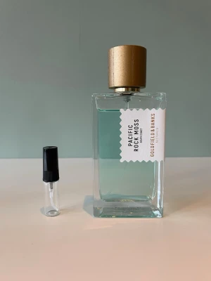 3 ml sample/doftprov Goldfield & Banks Pacific Rock Moss - Ett sample på 3 ml av Goldfield & Banks Pacific Rock Moss. Det är en fräsch parfym som har noter av b.l.a citrus, ekmossa och cederträ, det gör den till en perfekt parfym för sommaren eller vardagliga tillfällen. Våra samples är helt nya och är gjorda av glas. Det är fritt fram att skriva till oss om ni har frågor.