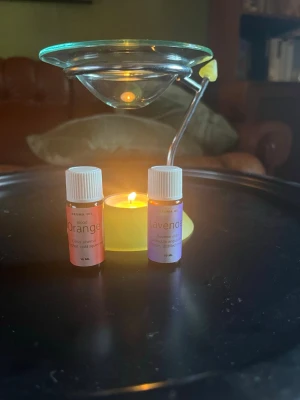 Doftljus Lavender och blod apelsin - Två dofter (Lavender och blod apelsin)10 ml man droppar i glasskålen och tänder ljuset så luktar det underbart i hela rummet. Har tiotals sånna här, så mer du köper så bättre pris får du.