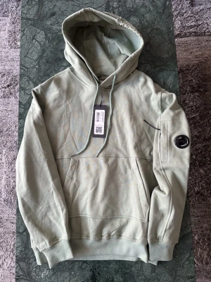 Hoodie från C.P Company - Helt ny hoodie från C.P company i unik fin grön färg. Bara att höra av dig vid funderingar!🤩