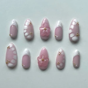 Rosa press-on naglar med 3D-blomma - Made to order. Mått på sista bilden. Mät dina naglar på bredden och skriv sedan till mig vilka storlekar du behöver :) skriv med siffrorna som du kan see över naglarna på sista bilden.