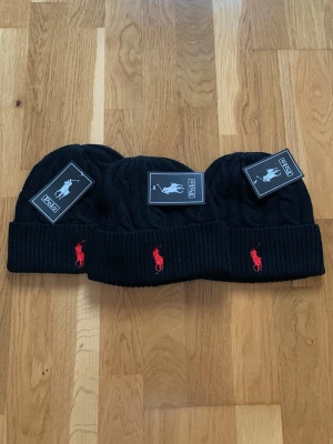 Ralph lauren mössa - Säljer en riktigt schysst Ralph lauren mössa i svart klassisk färg. Priset är ej hugget i sten! Tveka inte att skriva vid frågor/funderingar🤩🤝 pris: styck: 249kr | alla tre: 649kr