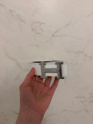 Vitt bälte - Snygg vit bälte med de ikoniska H-loggan