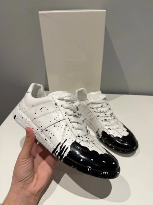 Maison margiela gats paint splatter - Ett par riktigt feta gats i storlek 42, box och dustbags fås med