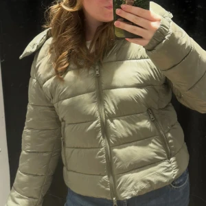 Jacka - Säljer denna jacka som är använd en gång 