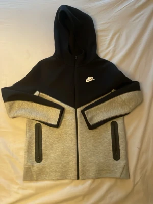 Svart grå Nike tech fleece - Svart grå nike tech fleece. 