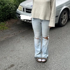 Lågmidjade bootcut jeans med hål - Säljer mina favorit jeans då dem inte passar längre! Har en defekt i nedre delen av rumpan där tyget gått upp men inget som man kan lösa med symaskin😌 har själv bara inte haft orken! Diskuterar pris! Kom privat🥰