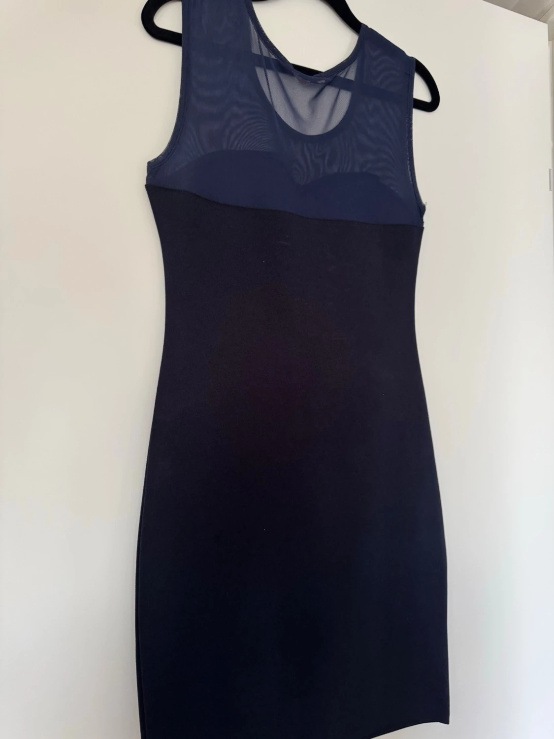 Svart kort klänning med pärldetaljer - 1