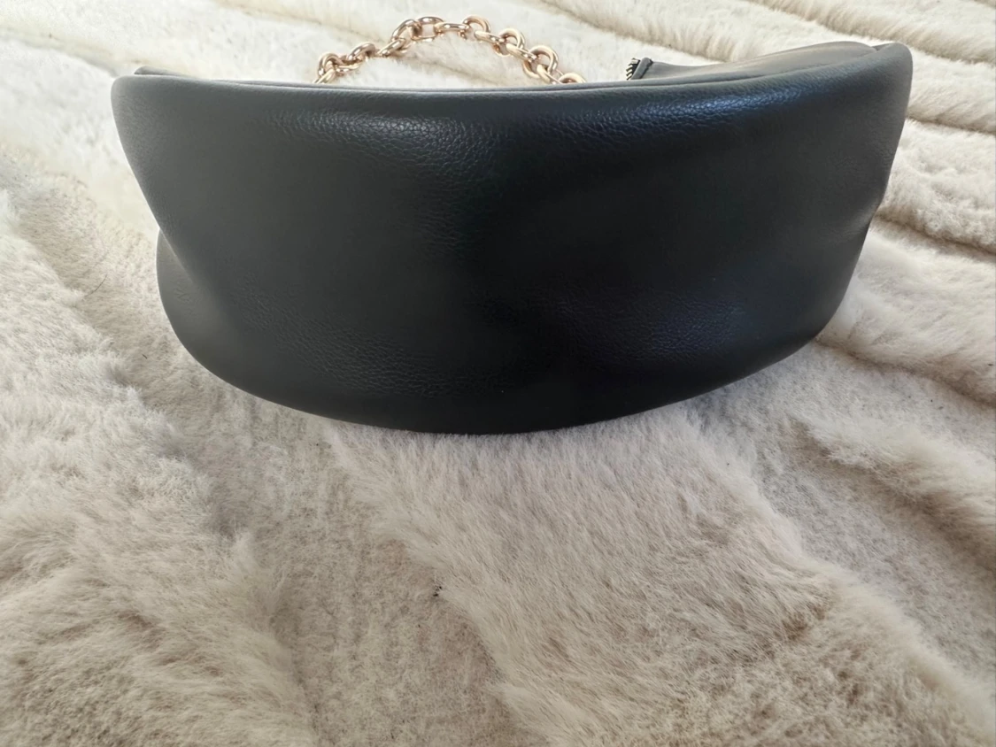 Svart axelväska med guldkedja - 3