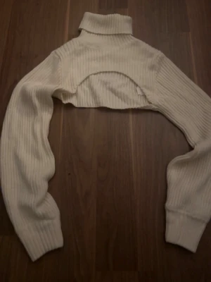 Vit croppad polotröja från H&M Divided - Säljer en vit croppad polotröja från H&M Divided i storlek XS. 