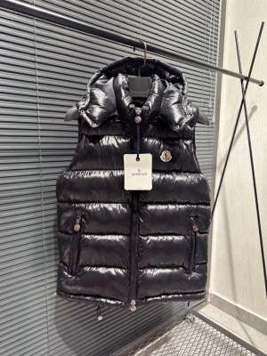 Svart dunväst från Moncler - Snygg svart dunväst från Moncler med glansig finish och avtagbar huva.  Storlek S-XL finns