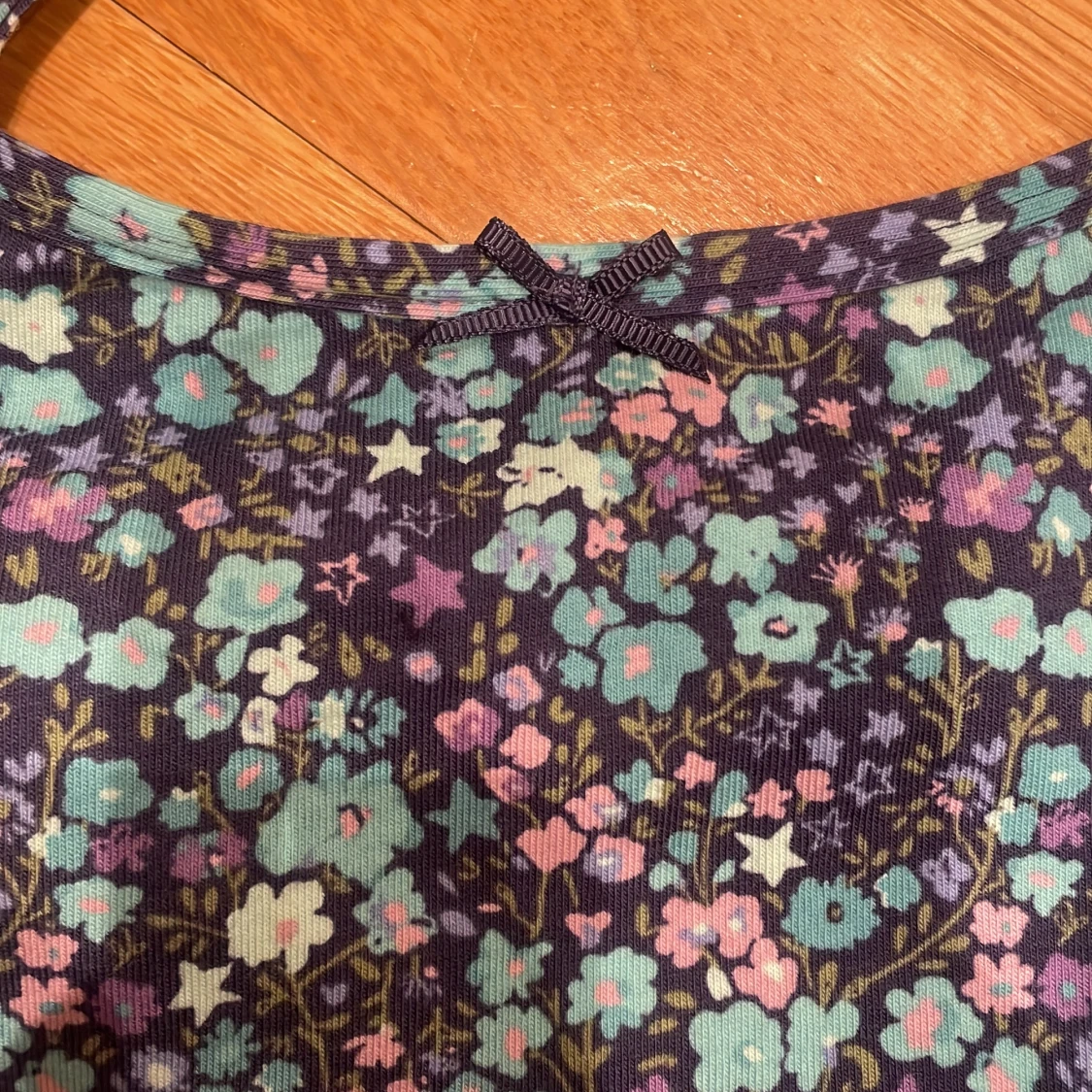 Blommig ribbad linnetopp med rosett - 2