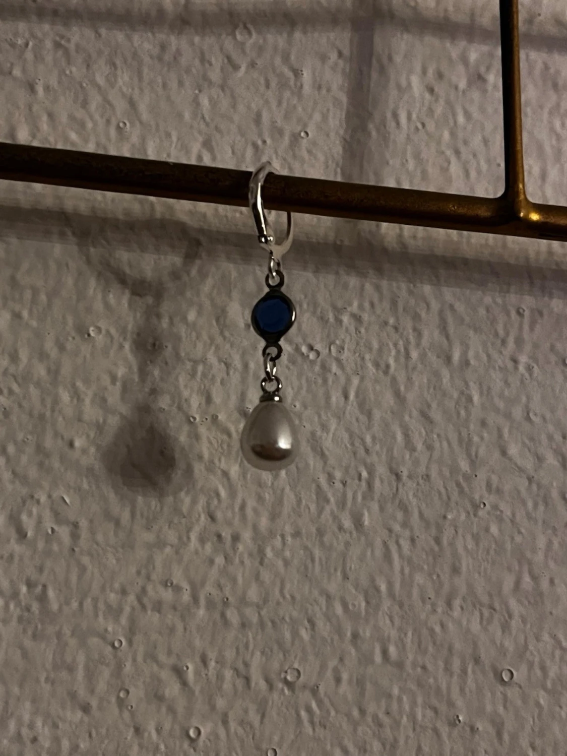 Blå och silver örhänge med pärla 