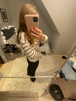 Vit och svart randig tröja från Zara - Säljer en vit tröja från Zara med svarta horisontella ränder. Tröjan har rund halsringning och långa ärmar. Skön och enkel stil som passar perfekt till jeans eller mjukisbyxor. Materialet är mjukt och känns som bomull.