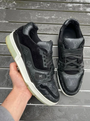 Louis Vuitton trainers - Säljer dessa extremt feta och exklusiva LV trainers! Såklart äkta! Size 43,5! Skick 8/10! Hör av dig vid minsta fundering 🙌🤝
