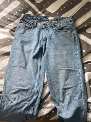 Perfect Jeans i ljusblå denim, strl 40 - Säljer ett par ljusblå jeans från Perfect Jeans i storlek 40. Klassisk femficksmodell med raka ben och normal rak passform. Jeansen har en snygg tvättad look och är tillverkade i slitstark bomullsdenim. Perfekt för dig som gillar enkel och tidlös stil.