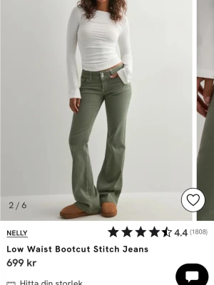 Gröna bootcut jeans från Nelly -  Helt nya oanvända Snygga gröna jeans från Nelly i bootcut-modell med låg midja. Byxorna har klassiska fickor fram och bak, samt dekorativa sömmar på bakfickorna. Tillverkade i ett mjukt bomullsmaterial med lite stretch för extra komfort.