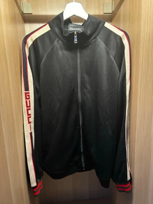 Svart Gucci Tröja/cardigan - Gucci cardigan till salu Storlek M men passar L bra ! 