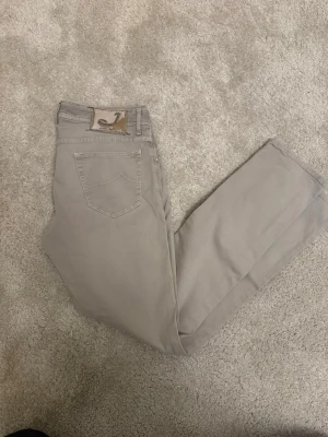 Jacob Cohen Jeans - Säljer ett par riktigt schyssta Jacob Cohen Jeans i mriktigt bra skick! Den ända defekten är på lappen där bak, som syns på bilderna. Annars är det i topp skick! 💸 Nypris: ca 7000 kr 🚚 Snabb frakt! Skickas inom 1–2 dagar ✅ Inga fläckar, hål eller synliga tecken på slitage.   💬 Skriv gärna vid frågor – jag svarar snabbt!