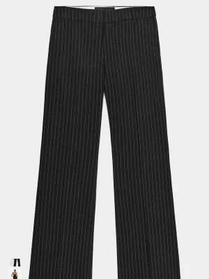 Svarta randiga kostymbyxor Zara - Säljer ett par superfina svarta randiga kostymbyxor från Zara. Beställde 2 storlekar men hann tyvärr inte returnera dessa som var lite för tighta för mig. Helt nya och oanvända🤗