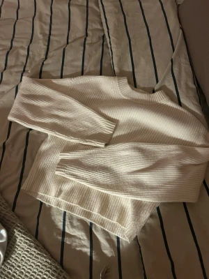 stickad tröja BikBok - Säljer en superfin cremevit ribbad stickad tröja från BikBok i storlek S. Den är i det skönaste materialet jag haft på mig. Så otroligt mjuk och bekväm. 😍 säljer då den inte används längre. Den har en liten defekt som syns på sista bilden. Ärmarna är lite smutsiga. 