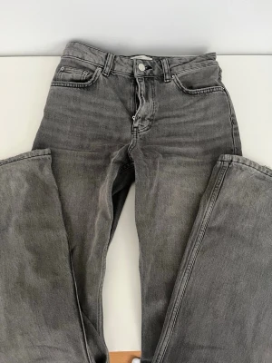 Grå jeans från gina, storlek 34 - Snygga gråa bootcut midwaist jeans från gina