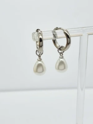 Handgjorda örhängen med pärldroppar  - Material-rostfritt stål. 