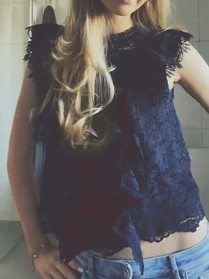Mörkblå spetsblus med volang - Säljer en mörkblå blus i spets med volangdetaljer vid axlarna och ärmlös design. Blusen har hög hals och ett romantiskt uttryck med fina spetskanter. Perfekt att styla med jeans eller kjol för en trendig look.(har linne under på bilden) 💞💞