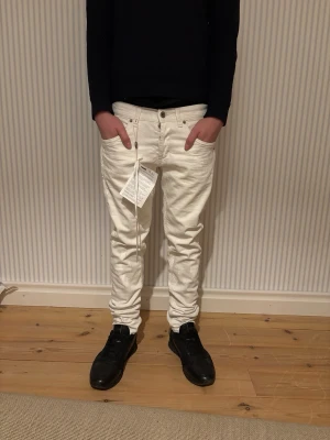 Dondup jeans, w30 - Tjena, säljer nu ett par sjukt snygga vita Dondups! Storlek 30/31. Helt nya dessutom, prislapp fortfarande på. Hör av dig vid fundering eller annan tanke. Pris just nu 999kr, går att diskutera. 