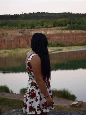 Vit klänning med röda rosor - Säljer en vit kortklänning med röda rosor och gröna blad som mönster. Klänningen har ärmlös design med breda axelband och rundad halsringning. Materialet är mjukt och lätt, perfekt för varma dagar. Passformen är normal och kjolen har en lätt utställd form.