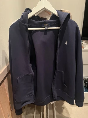 Ralph lauren zip hoodie - Halloj! Säljer nu denna zip hoodie från Polo Ralph  Lauren! Tröjan är i väldigt bra skick och är i färgen blå! Passar S
