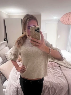 Beige stickad trekvarts🤎 - Säljer en beige stickad topp från Gina Tricot i storlek XS. Hör av er för frågor använd typ 1-2 gånger inga tecken på användning🤎