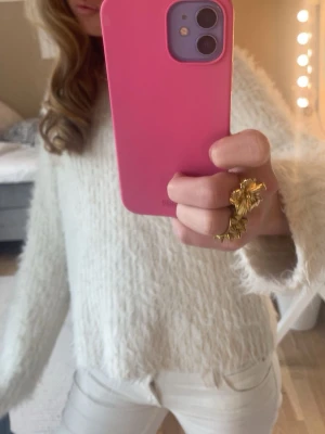 Vit stickad tröja från vera!💞 - Supermysig vit stickad tröja med fluffig textur och långa ärmar!! Ej använd så mycket 💞💞pris kan diskuteras🩷🩷🩷köptes för 699!!