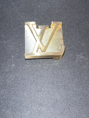 spänne till bälte  - 1 skruv saknas, annars är spännet i gott skick och inget fel. Säljer eftersom bältet som de satt på gick sönder så tänkte sälja spännet 