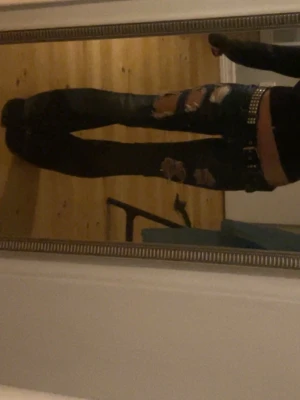Low waist jeans med hål  - Säljer ett par blå jeans med slitna detaljer och hål på framsidan. De är low waist och bootcut. passar flera stilar. Jag har köpt dom på en vintage butik och de är använda en gång, säljer eftersom de var för små.