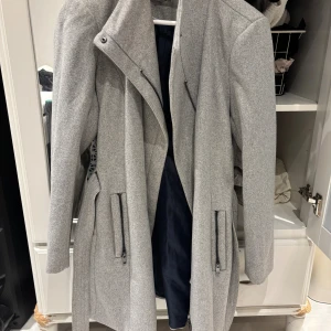 Grå kappa - Super fin varm knappt använd grå kappa, inte min storlek så hoppas verkligen någon annan får ansvnänding för denna.🩷