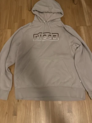 Hoodie från JD - Riktigt bra kvalité, fräsch knappt använd. Kan gå ner i pris ordentligt vid snabb affär! 