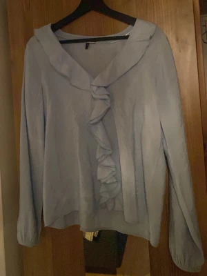 Blå blus  - Säljer en blå blus från vero moda. Då den inte kommit till användning.                                         ALDRIG ANVÄND