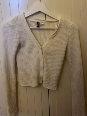 Vit cardigan - Jag säljer denhär superfina, ribbade och enkla koftan ifrån hm. 💞Den har jag tyvärr vuxit ur. 