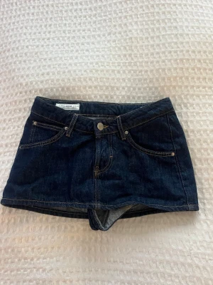 Mörkblå jeansshorts - Säljer dessa superrsnygga mörkblå jeansshorts från Pull&Bear. Har aldrig använt så de är i väldigt bra skick. Säljer för att de är för små för mig💕