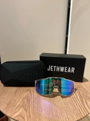 Jethwear Solglasögon  - Snygga solglasögon från Jethwear. Helt oanvända, köptes våren 2025. Ordinare pris är 649kr. Modellen är Jethwear Turbo Tints - Green Ion 💞💞