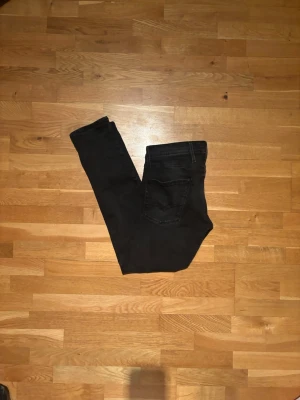 Svarta Replay Anbass jeans - Säljer ett par svarta Replay Anbass jeans. Mycket fint skick på dem och storlek 32/32. Hör gärna av vid fler funderingar 