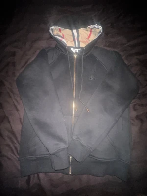 Burbery zip söker mindre storlek  - Fin burbery zip i storlek L junior söker en XS hälst i falun området men det går att köpa den ochså skriv för mer information ℹ️ 