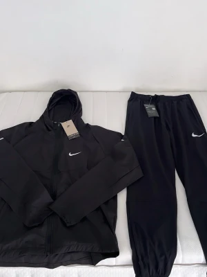 Nike set - Sjukt billigt pris, storlek S. Priset kan sänkas med någon 100 lapp inte mer. Redan jättlågt pris 🙏