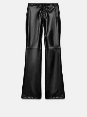 Zara skinnbyxor  - säljer dom trendiga skinnbyxorna från zara för dom ej passa mig, lapp kvar. Köp med instabox!