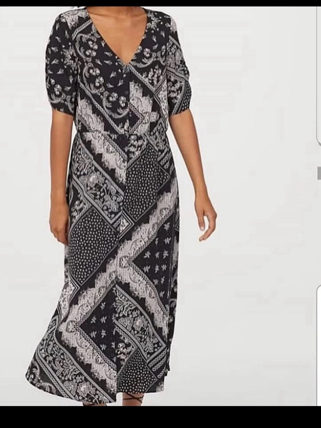 Svart långklänning med vit mönster