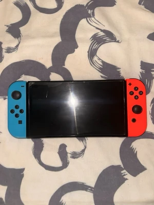Nintendo Switch Neon Red/Blue OLED - Screen protector spräckt, ca 10 timmar användning. Pris kan diskuteras 