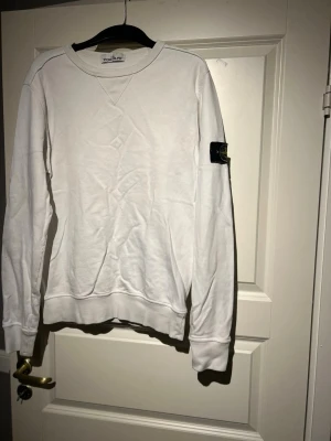 Vit Stone Island sweatshirt - Vit långärmad sweatshirt från Stone Island, den har en liten defekt som knappt syns när man har den på sig
