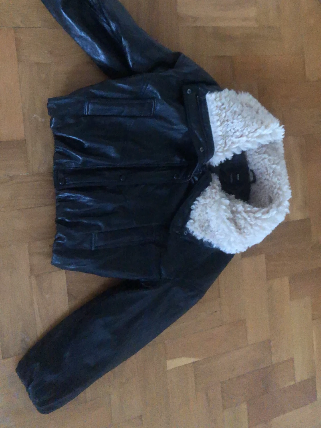 Svart jacka med teddykrage från Mango