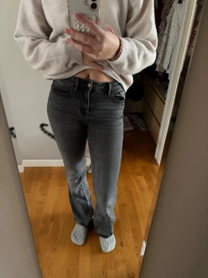Gråa flare jeans från Vero Moda - Gråa flare jeans från Veromoda i stl 32/S. De sitter super fint och är jätte bekväma. Lite slitna vid fötterna (se bild) men inga andra defekter!  Ordinarie pris: 550kr  Bara att höra av över frågor!